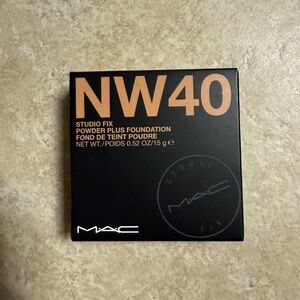 MAC Studio Fix Powder Plus Foundation NW40